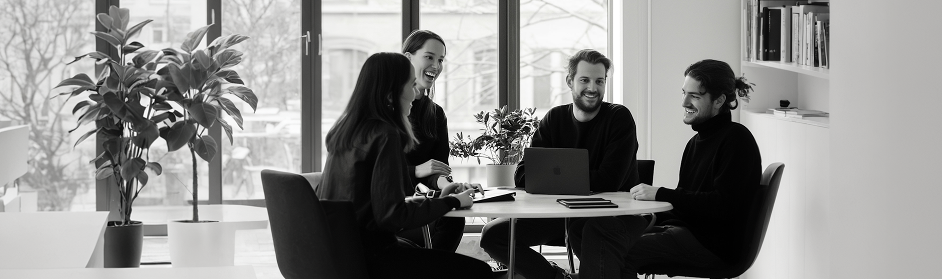 Equipe reunida em um ambiente de trabalho